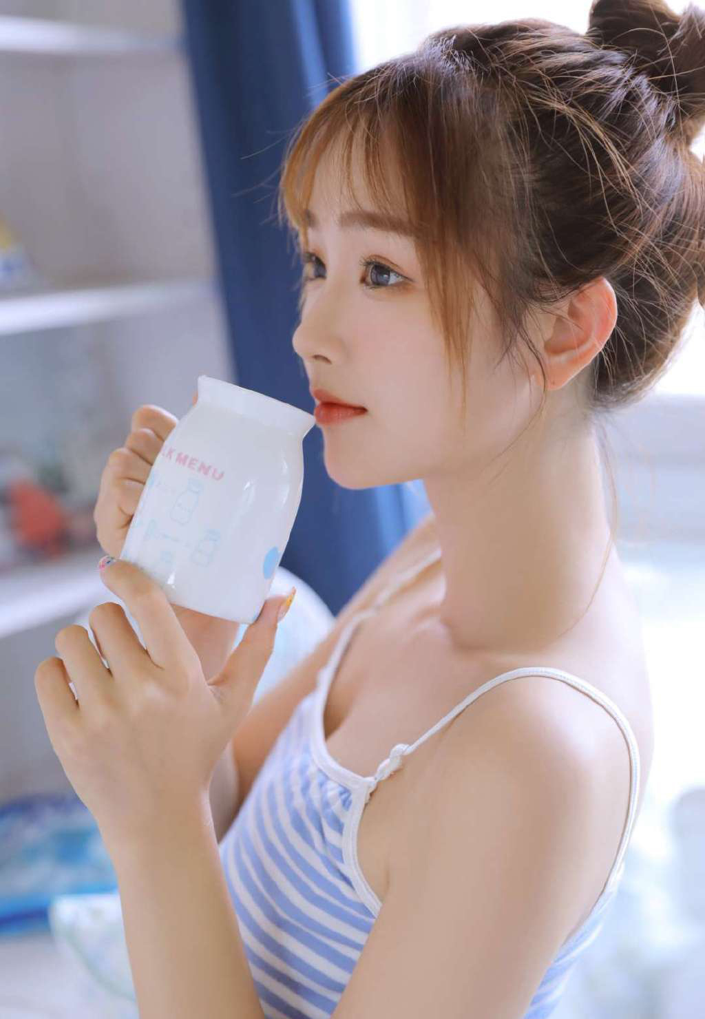 【宅男必藏】吊带睡衣美女私房照｜侧拍大长腿性感pose合集