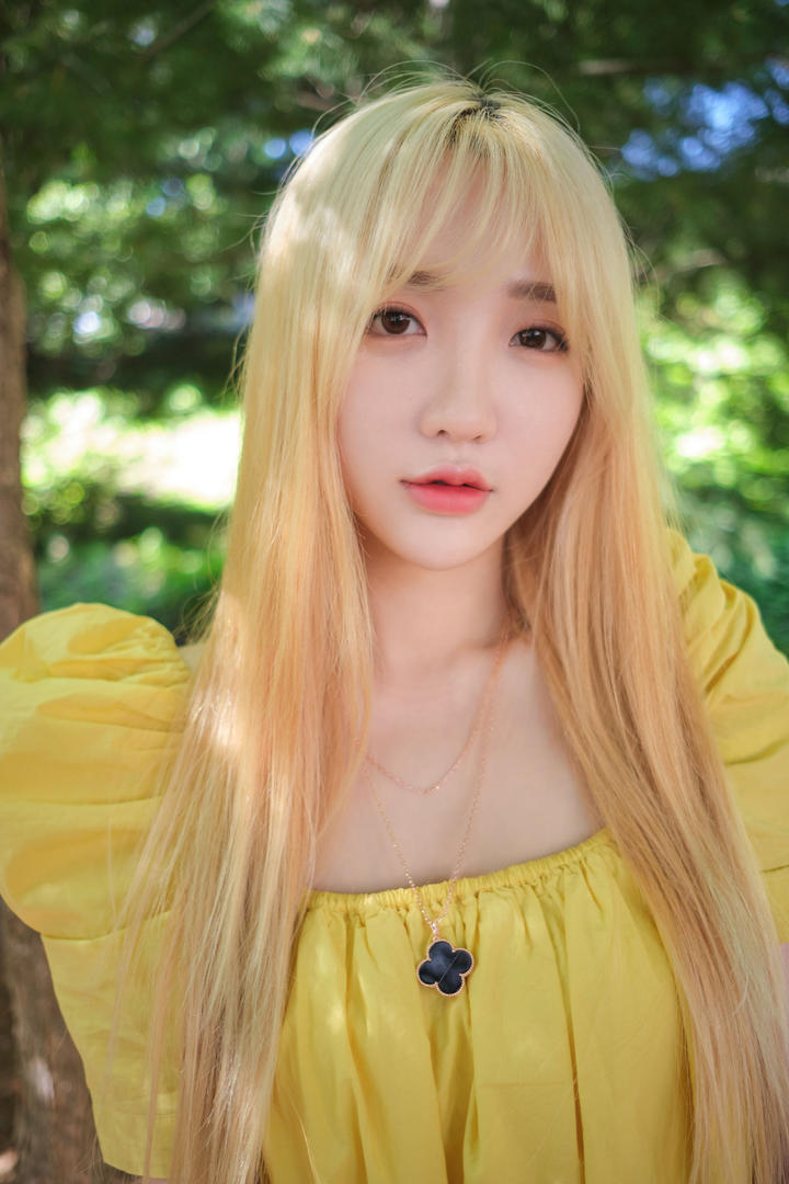 黄色连衣裙怎么穿好看？素人小美女实拍示范｜日常拍照姿势+滤镜调色分享