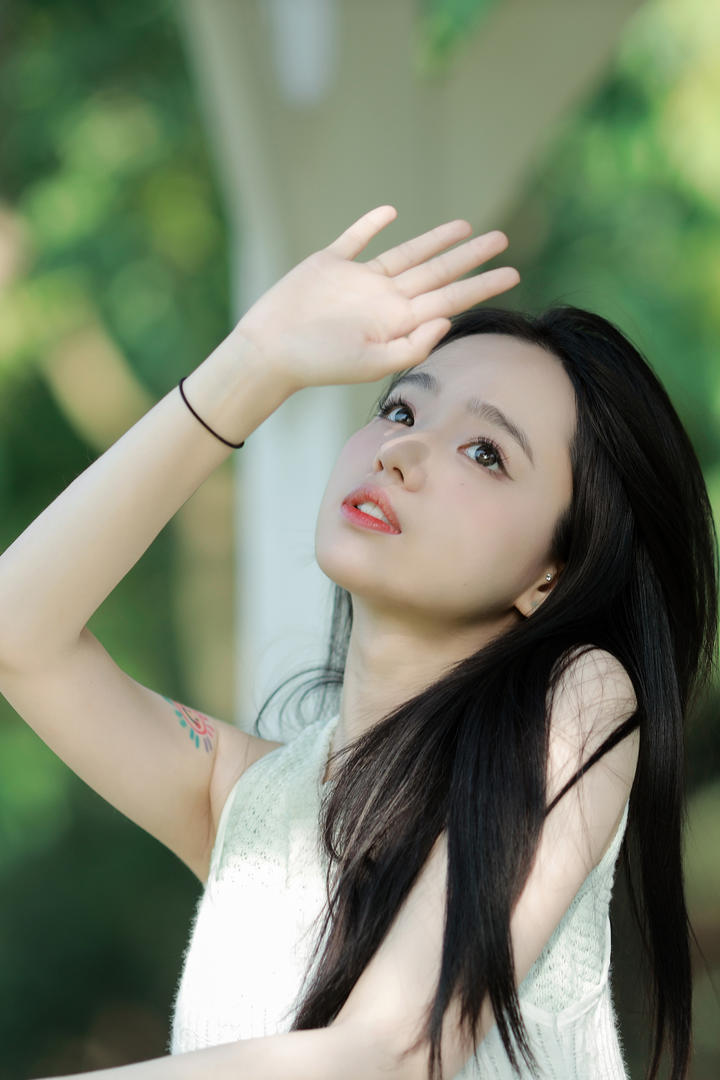 初恋感爆棚！阳光少女校园风唯美摄影｜浅色毛衣与逆光的温柔定格